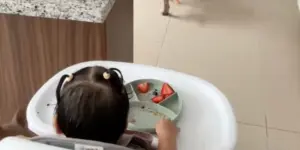 Babys ‘hemmelige mission’ gik viralt: Sådan snydt hun sin mor — og fodrede hundene