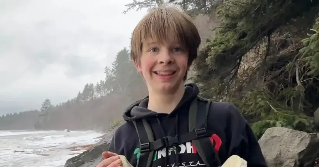 Teenager finder kæmpe hvalknogle på øde strand — et foto, der sendte familien viral