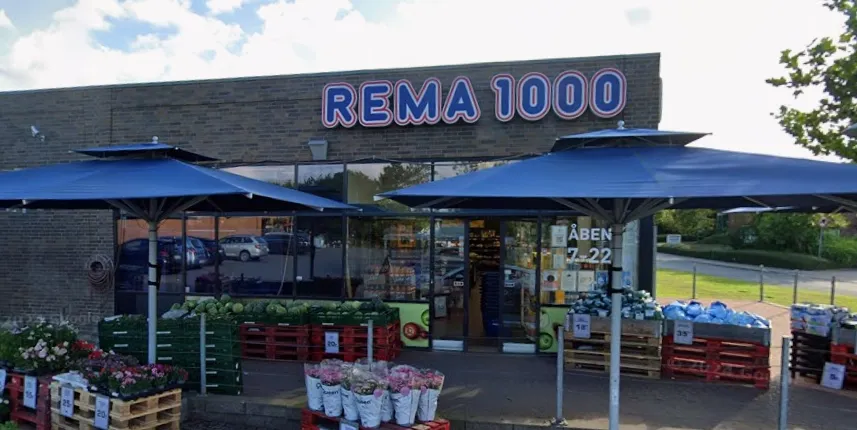 Et Google Street View-skærmbillede af en REMA 1000-butik set fra gaden.