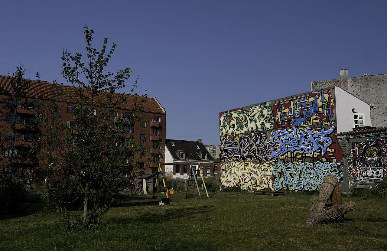A semi-autonomous citizens park managed by local volunteers, located in the Nordvest district on municipal land dedicated to public use.