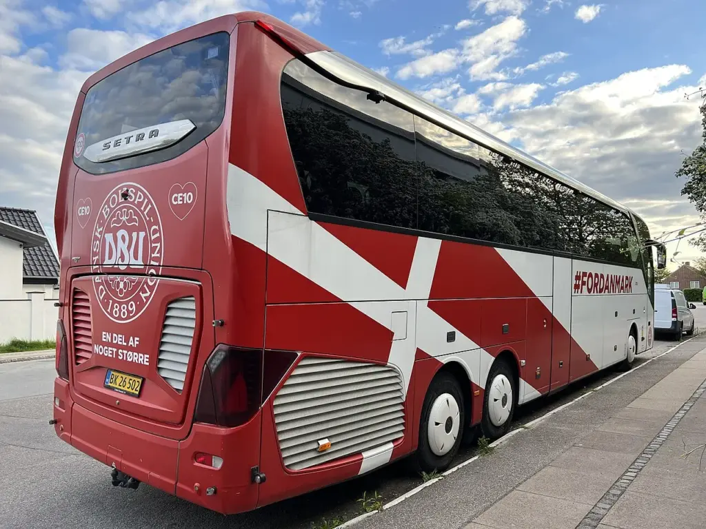 Danskerne i fodboldtrøjer slår alle rekorder: Historisk millionbeløb samlet ind til livsvigtigt formål