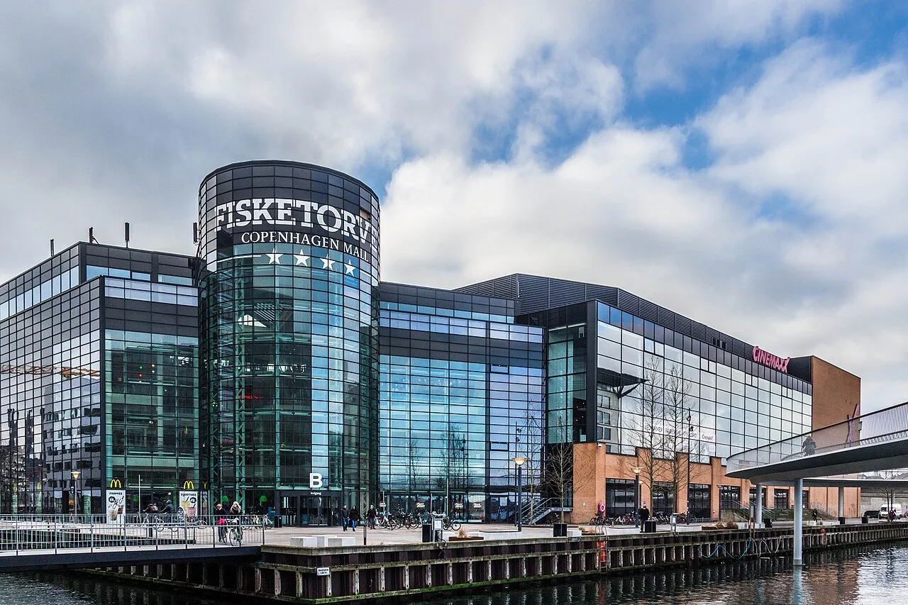 Et overblik over Fisketorvet shoppingcenter beliggende ved Kalvebod Brygge i København, fotograferet fra vandsiden.
