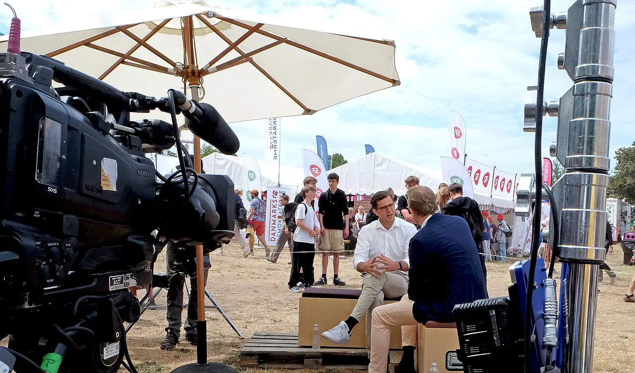 Alex Vanopslagh, partileder for Liberal Alliance, intervjuas i tv efter en partiledartal på danska Folkemødet i Allinge på Bornholm.