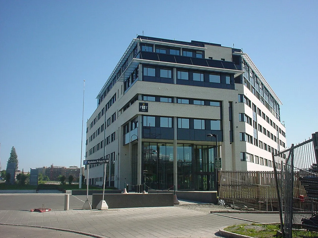 Billedet viser indgangen til Politiets sikkerhetstjeneste (PST) i Nydalen, Oslo.