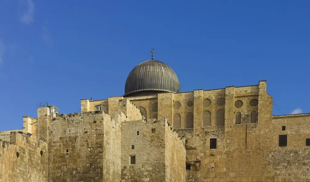 Historisk lukning i Jerusalem: Al-Aqsa-moskéen spærret under eid for første gang i årtier