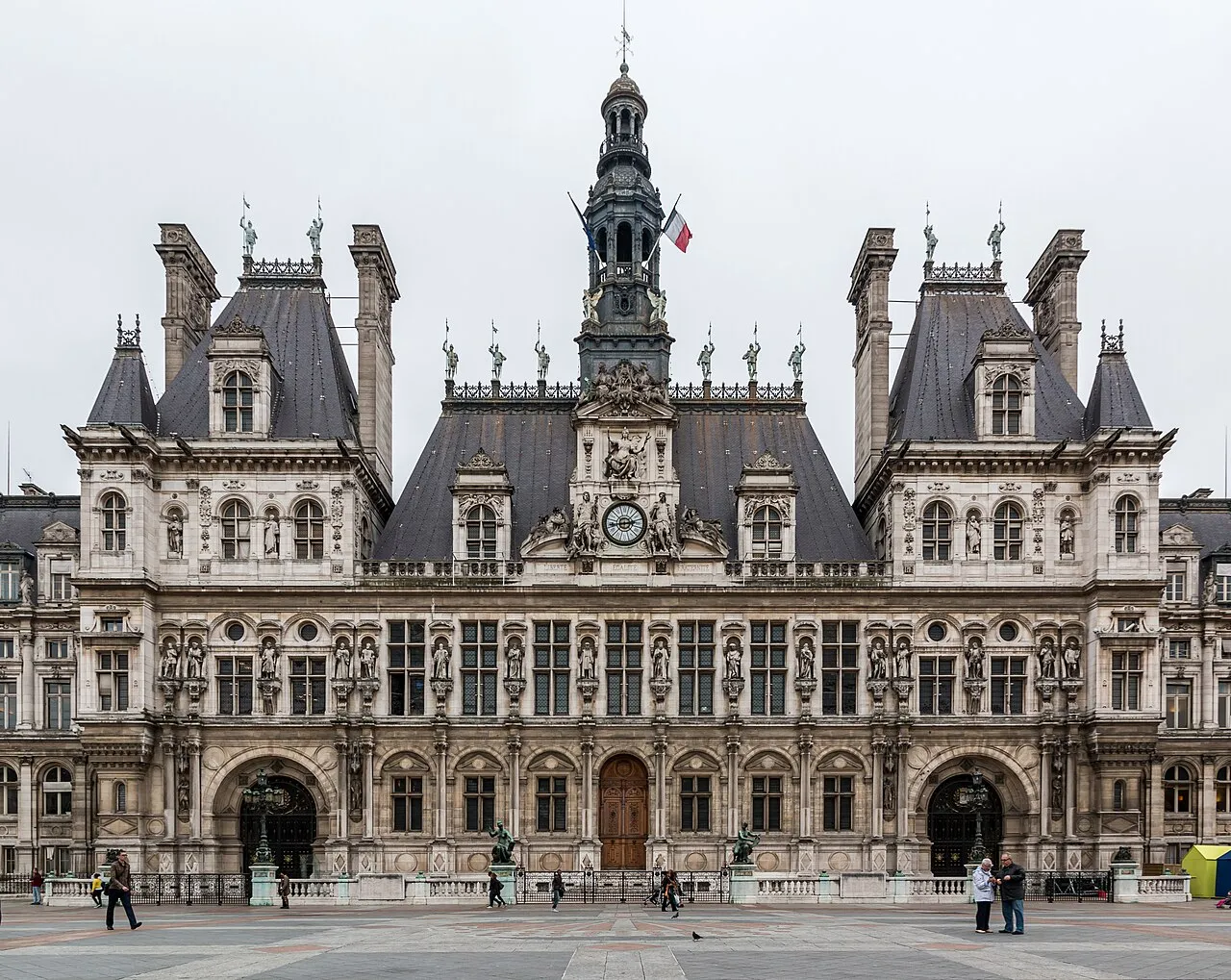 Moderne udsigt på Hôtel de Ville i Paris med omgivelserne.