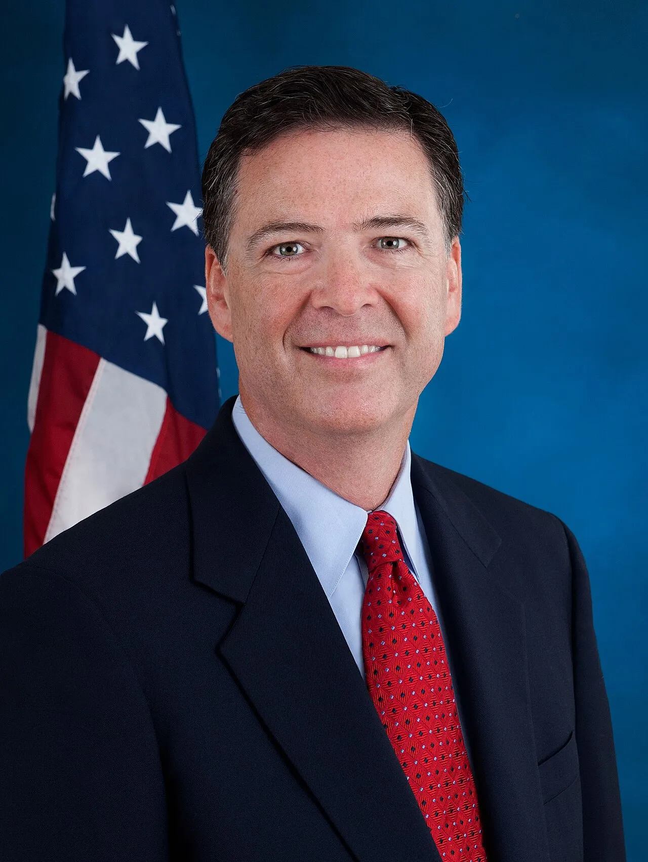 James Comeys officielle portræt som tidligere direktør for FBI. Billedet er beskåret i et 3x4-format.