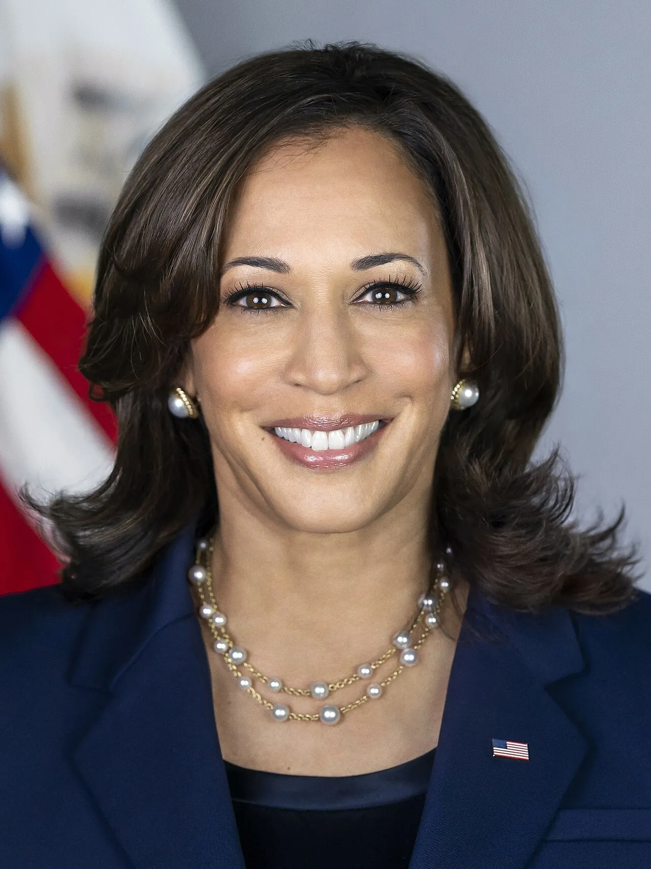 Portrætfoto af Kamala Harris i vicepræsident-rollen. Billedet er beskåret til et tæt headshot.