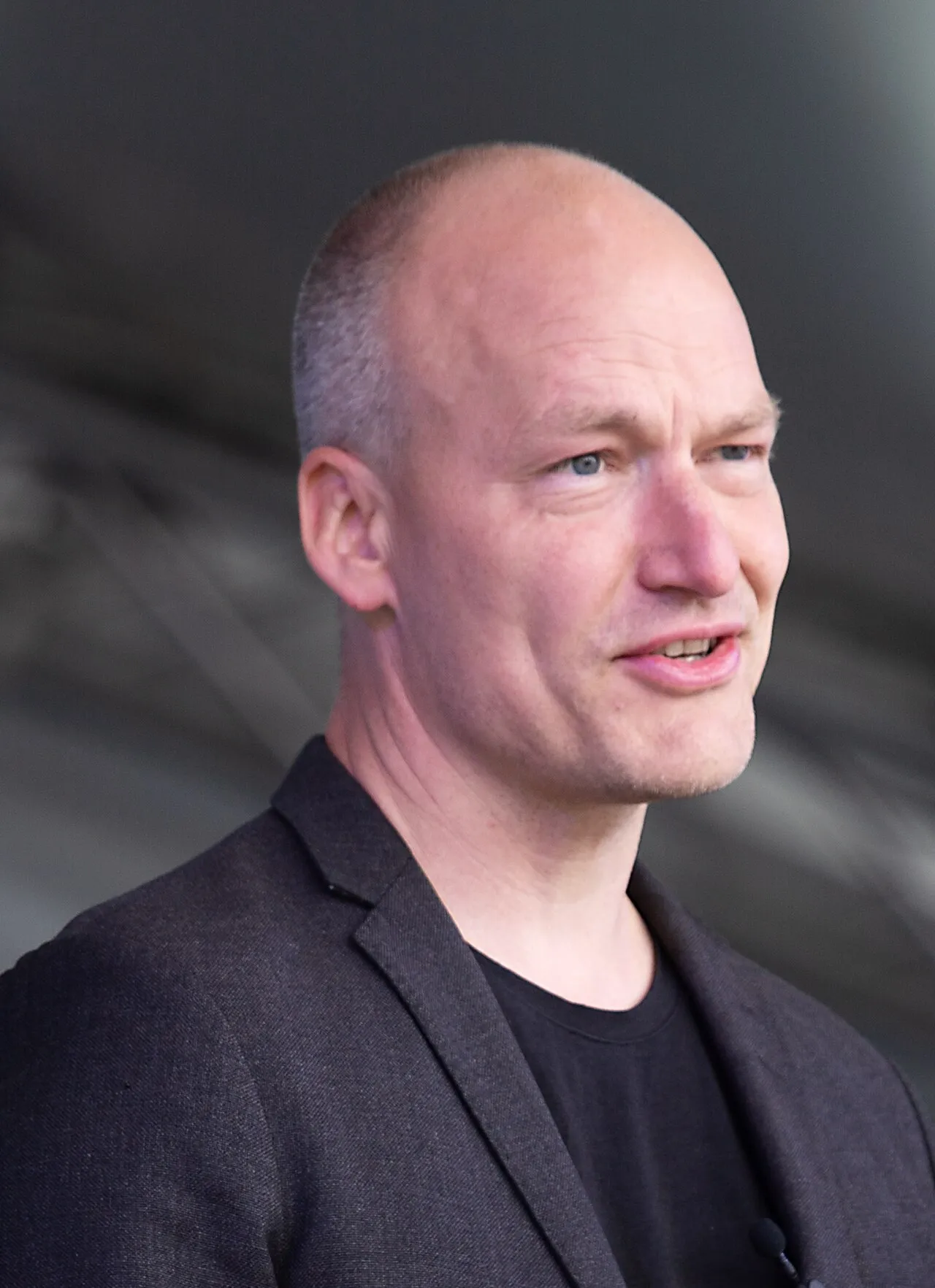 Enhedslistens politiske ordførande Pelle Dragsted taler til en stor publikum på Folkemødet, den danske politikfestival i Allinge på Bornholm.