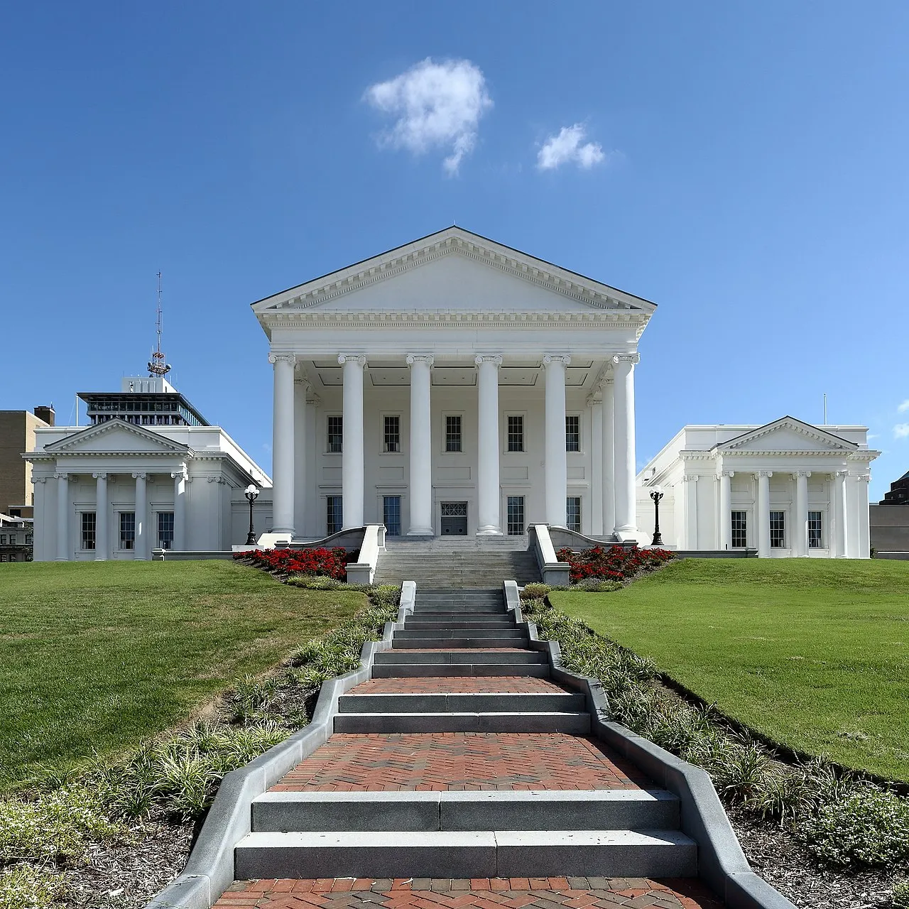 Virginia State Capitol-bygningen set en sen formiddag. Etableret regeringsbyggeri med tydelig arkitektur og facade.