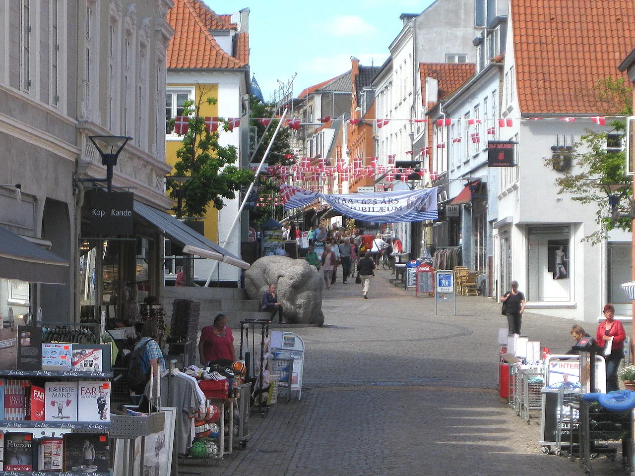 Den gågade Storegade i Aabenraa i Sønderjylland. Billedet viser byens byrum og stemning i gadeplan.