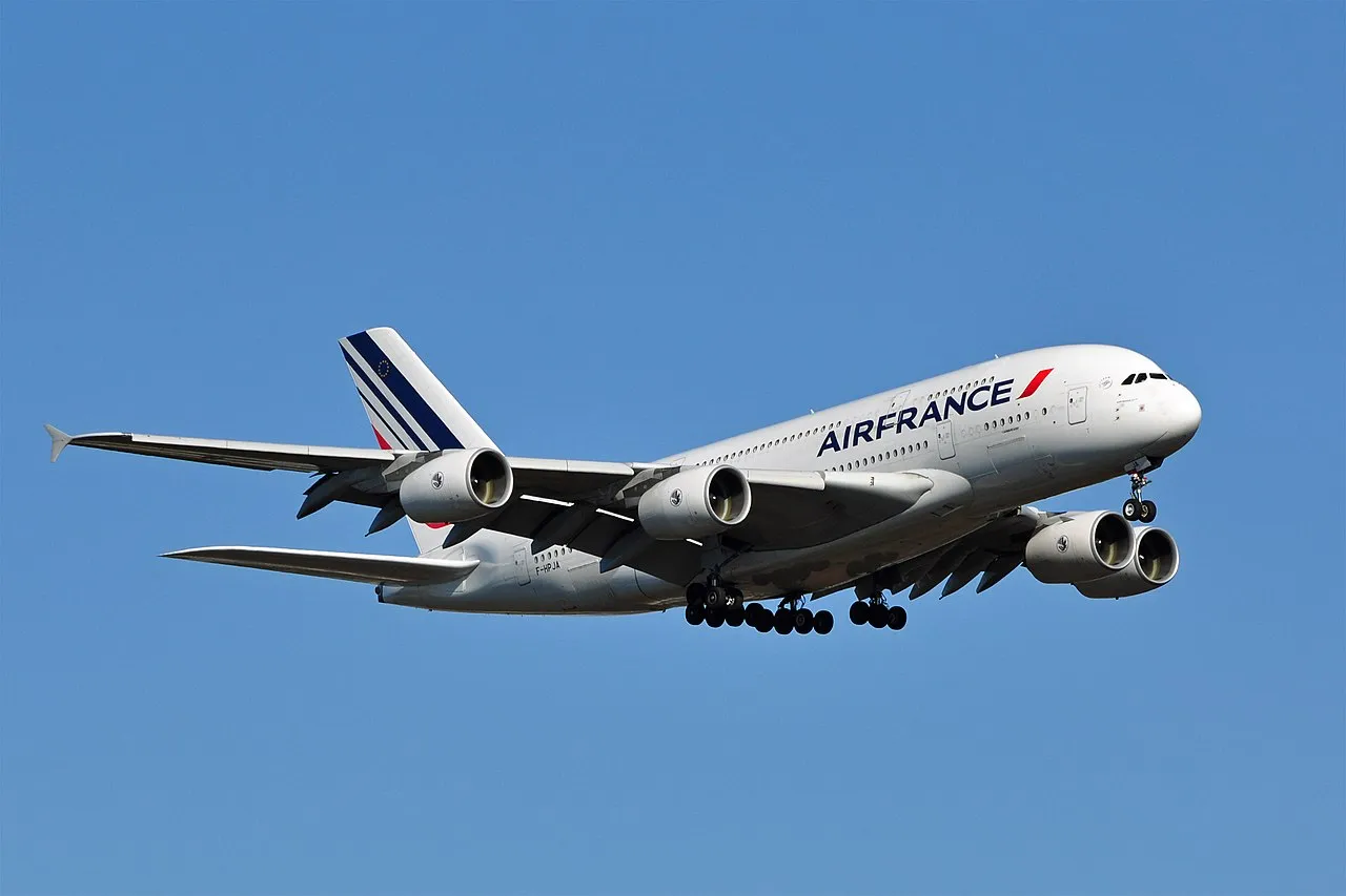 Et Air France Airbus A380-fly (F-HPJA) lander ved Washington Dulles International Airport i Virginia, USA. Billedet viser flyet i tilgang til landingsbanen.