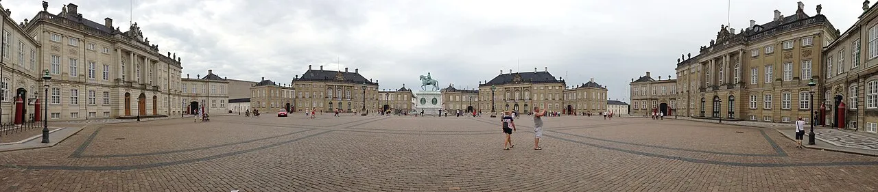 Panoramabillede af Amalienborg taget i juli 2013. Velegnet som stemningsbillede fra det danske kongehus i København.