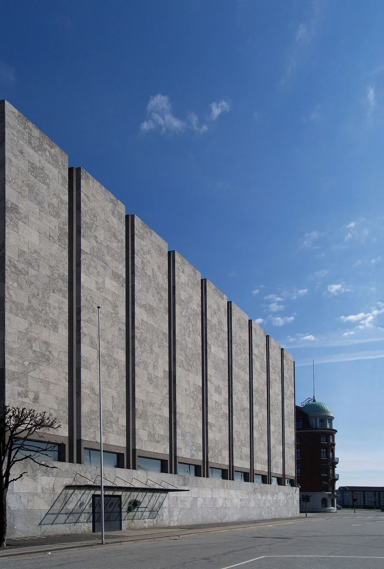 Nationalbanken i København tegnet af Arne Jacobsen, opført i perioden 1961-1978. Billedet viser bygningens markante arkitektur og bygningsværkets monumentale udtryk.