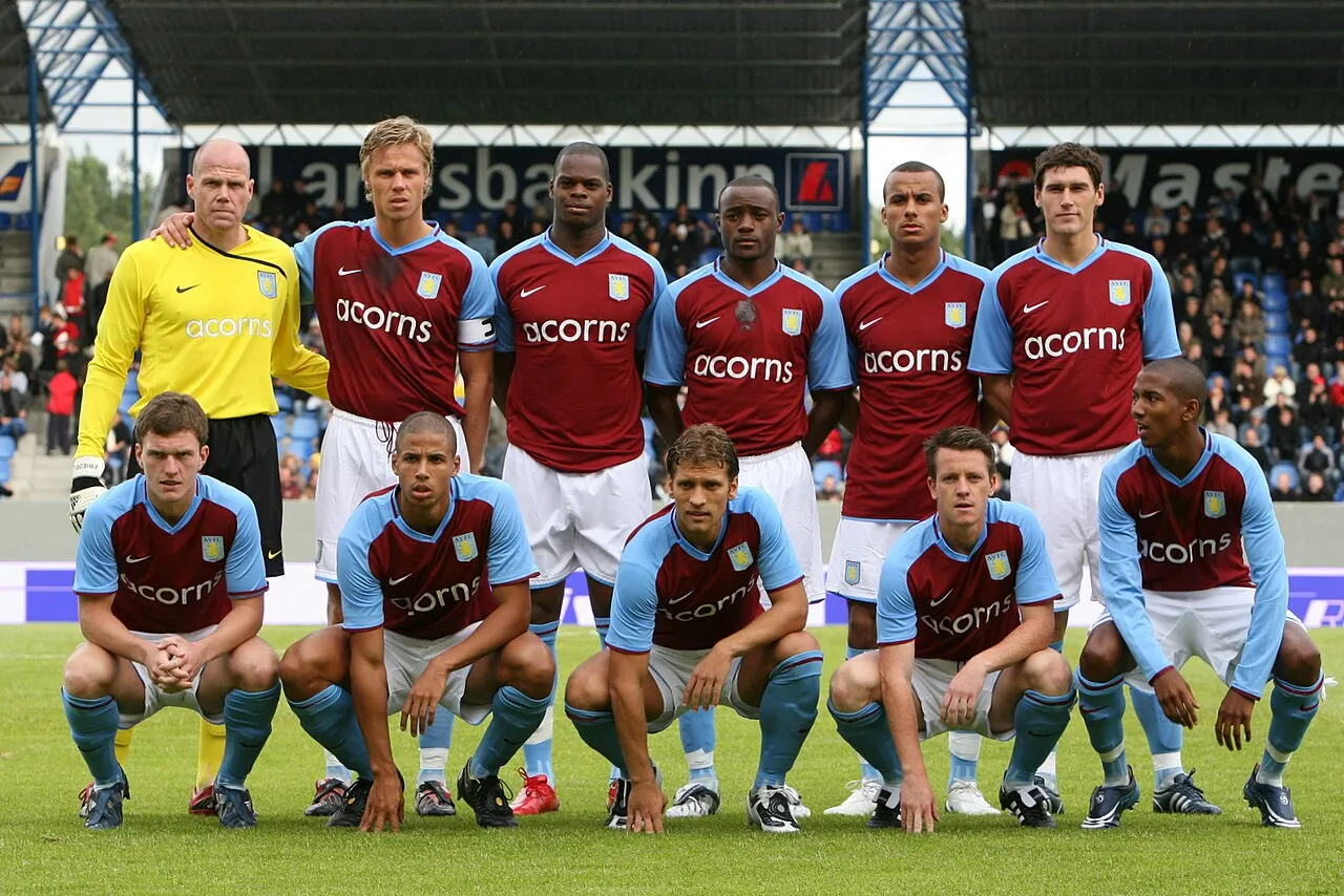 Holdbillede af Aston Villa før kampen mod FH i august 2008. Personerne er markeret i for- og bagrække.
