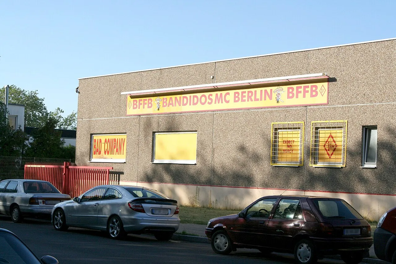 Klubhusfacaden for Bandidos MC, Chapter Berlin. Billedet viser miljøet omkring klubbens base.