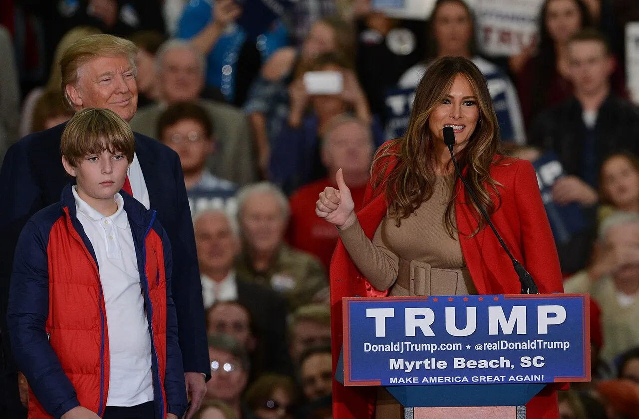 Melania Trump taler ved en kampagneevent for Donald Trump i 2015, mens Barron Trump ses sammen med sine forældre.