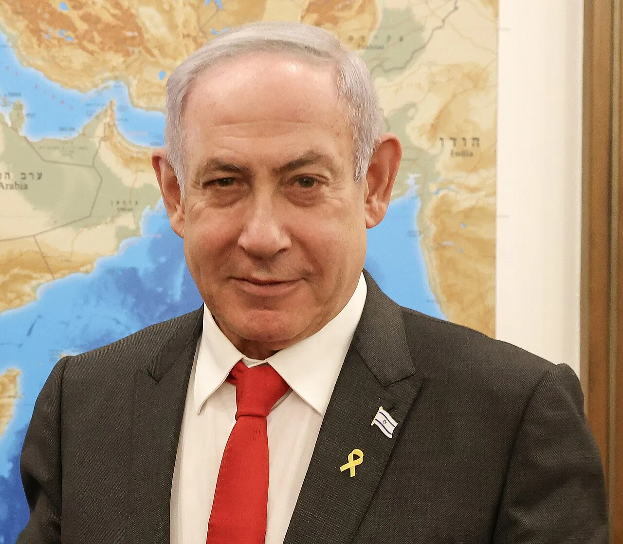 Benjamin Netanyahu fotograferet i januar 2024 i forbindelse med hans tid som Israels premierminister. Billedet fremstår som et officielt portræt.