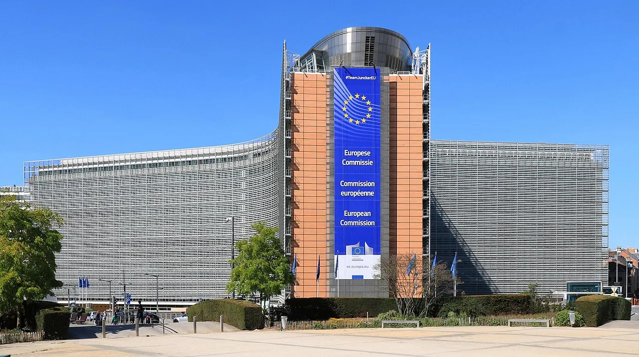 Berlaymont-bygningen i Bruxelles huser Europa-Kommissionens hovedsæde. Fotoet viser bygningen i EU-kvarteret ved Schuman.