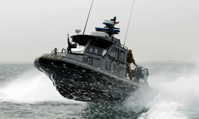 En blåhjelm med FN’s fredsbevarende styrkers udstyr. Billedet illustrerer FN’s rolle i internationale fredsmissioner.