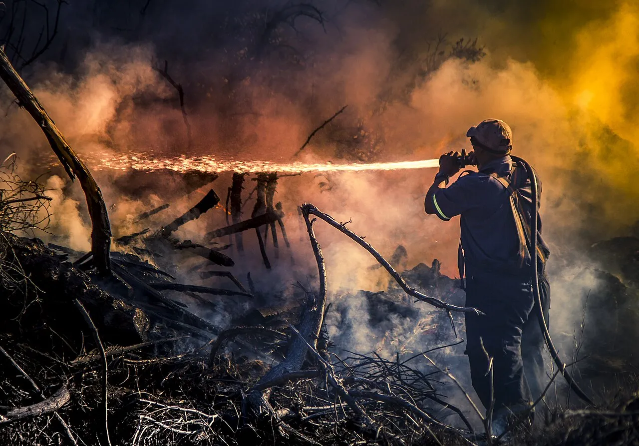 En brandmand i fuldt udstyr fotograferet i Ashton Bay i marts 2017. Billedet dokumenterer beredskab og indsats i brandvæsenet.