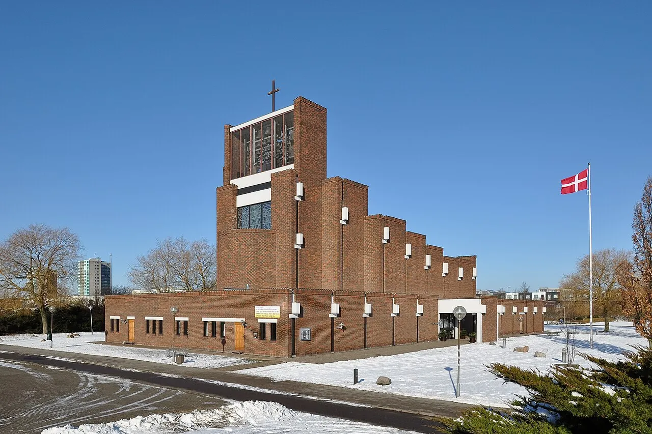 Brøndby Strand Kirke i Brøndby, Danmark. Billedet viser kirkebygningen i et roligt, bynært miljø.