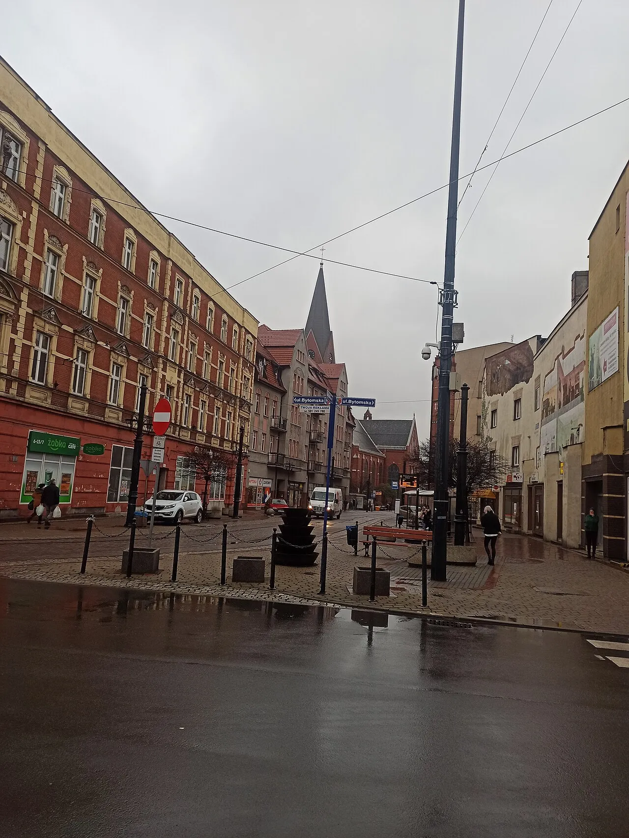 Et bybillede fra centrum af Świętochłowice i Øvre Schlesien. Fotografiet viser byens gade- og bygningsmiljø.