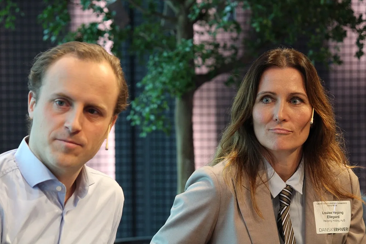 Christian Arnstedt og Louise Herping Ellegaard taler med deltagere ved konferencen “Vækst i virkeligheden – Danmarks Vækstrejse” i Blox i København. Fotoet er taget i forbindelse med arrangementet af Dansk Erhverv og Moderaterne.