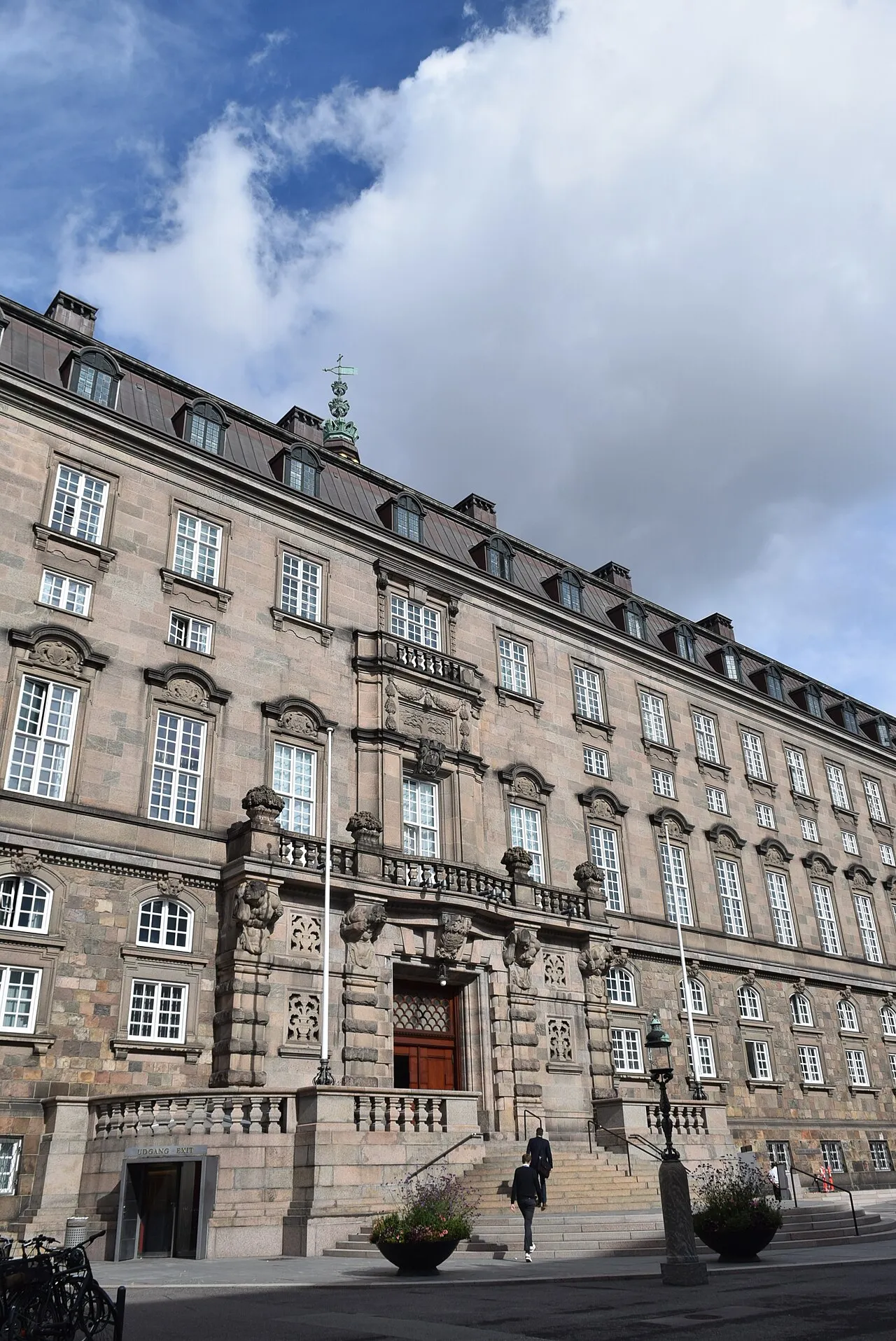 Christiansborg Slot, også kendt som Folketingets bygning, set i København. Fotoet fremhæver den markante facade og bygningens rolle som dansk regerings- og parlamentarisk centrum.