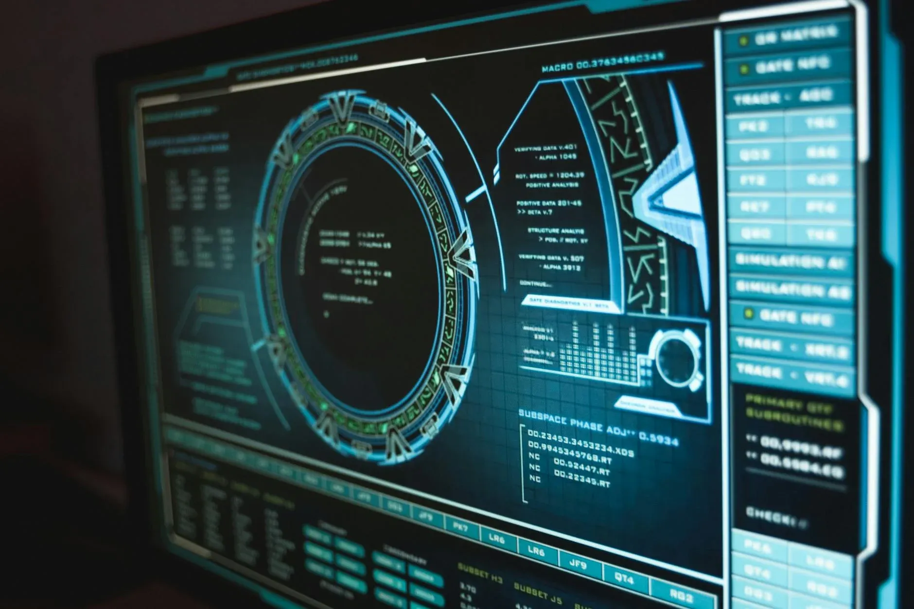 Et detaljeret skærmbillede viser komplekse cybersikkerhedsdata i et futuristisk interface. Billedet understreger teknologiens rolle i digital beskyttelse.
