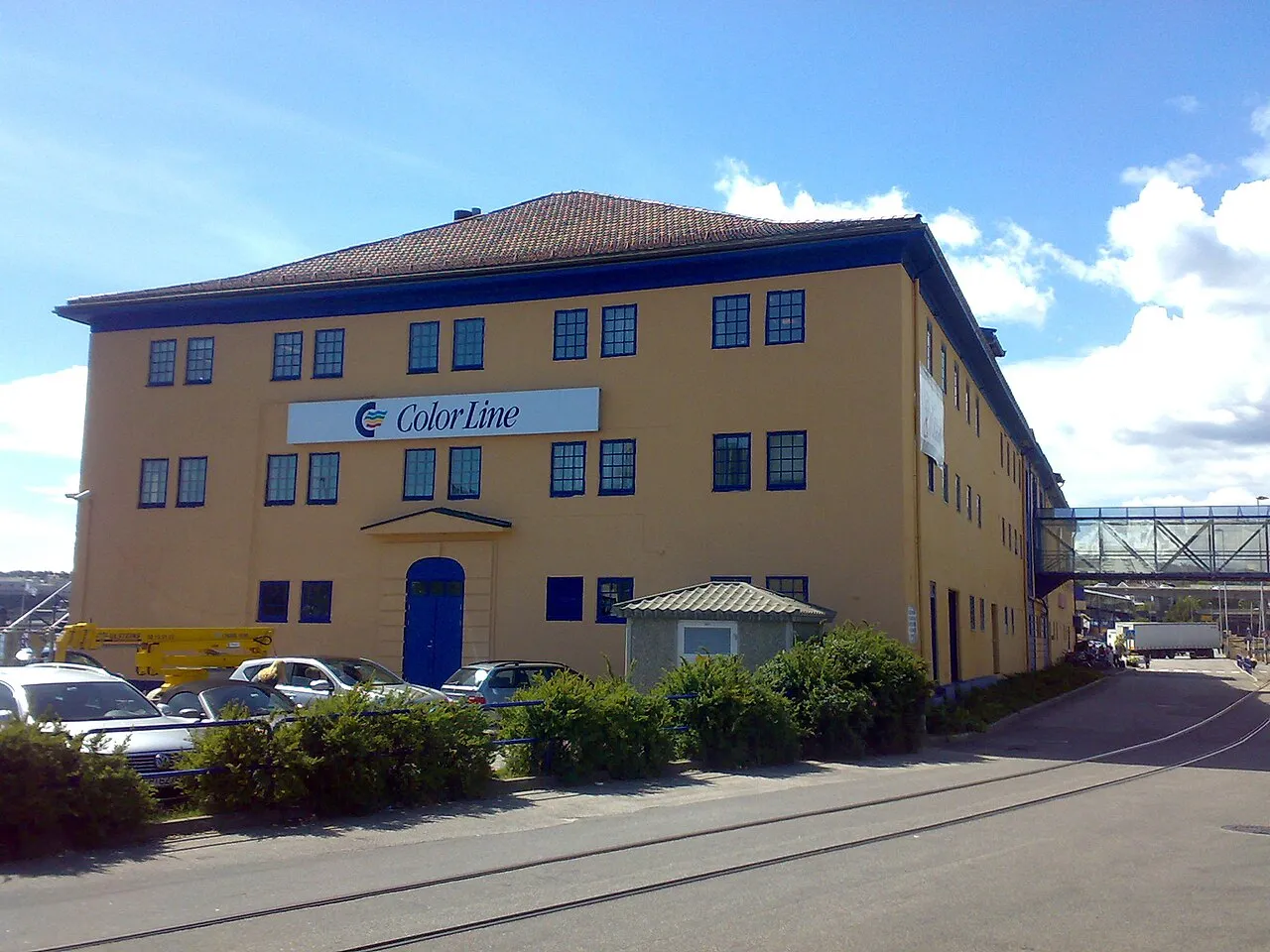 Color Line passagerfærge ved terminalen i Kristiansand, Norge. Billedet viser færgens ankomstområde og havnemiljøet.