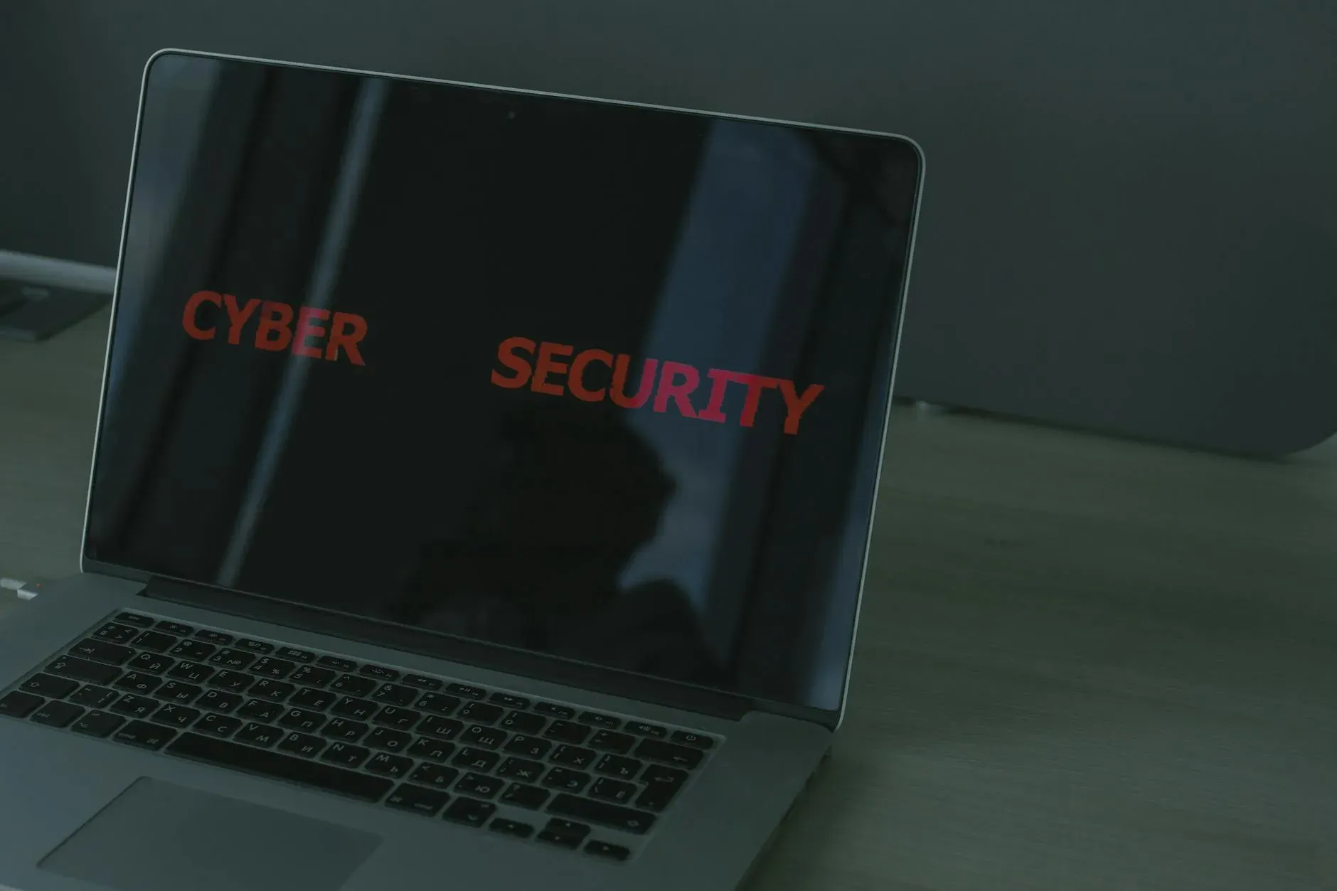 Close-up af en laptop-skærm med tekst om cybersecurity og digital sikkerhed. Billedet understreger vigtigheden af at beskytte sig mod cybertrusler.