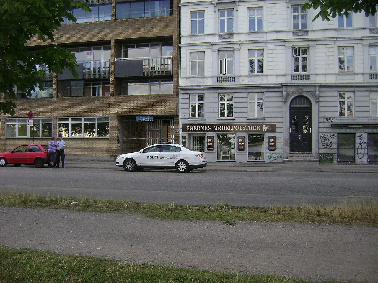 Politi i Danmark i Region Hovedstaden, København, med en bil trukket over. Scenen viser en typisk trafikkontrol i byen.