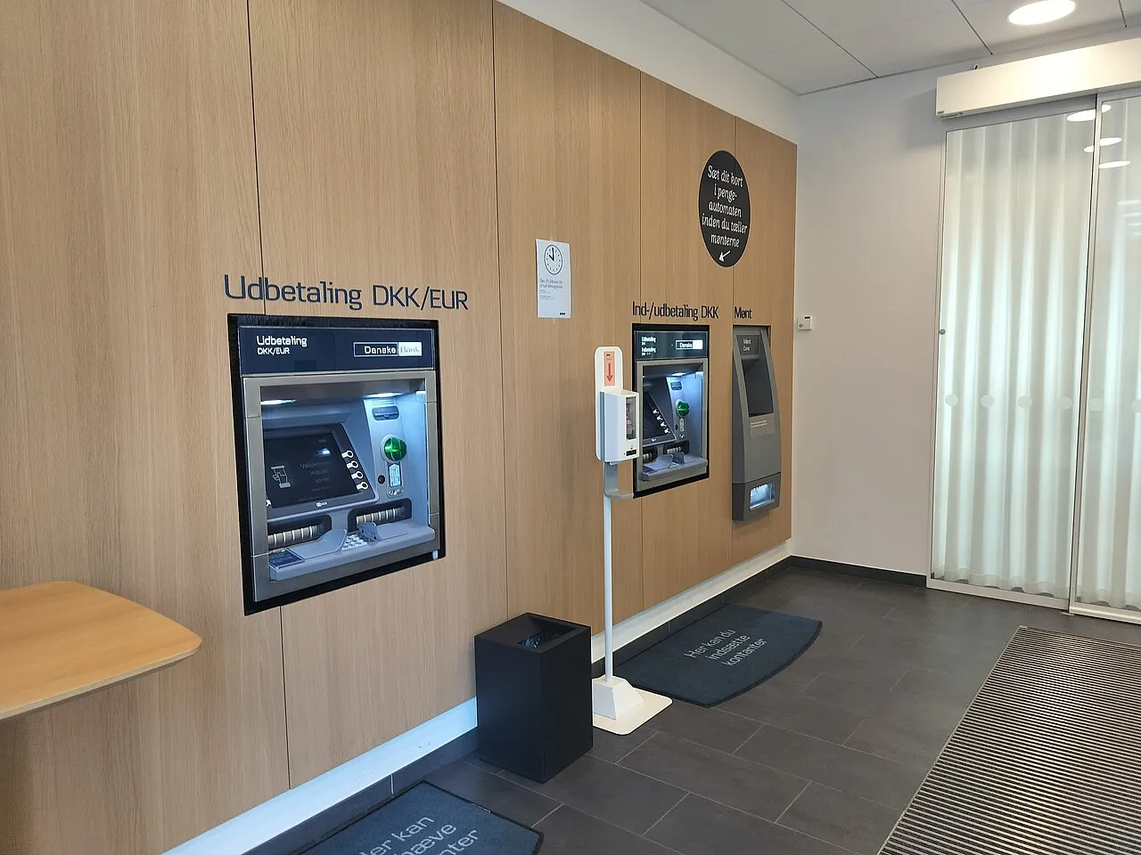 Indgang og lobbyområde ved en Danske Bank-ATM i Kolding. Billedet viser bankens faciliteter i et bymiljø.