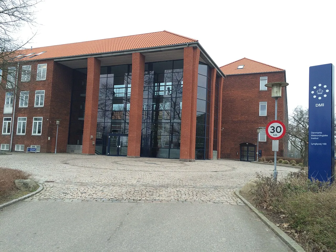Danmarks Meteorologiske Institut (DMI) i København, fotograferet som en del af den nationale meteorologiske infrastruktur. Billedet viser bygningens ydre og placering i bymiljøet.