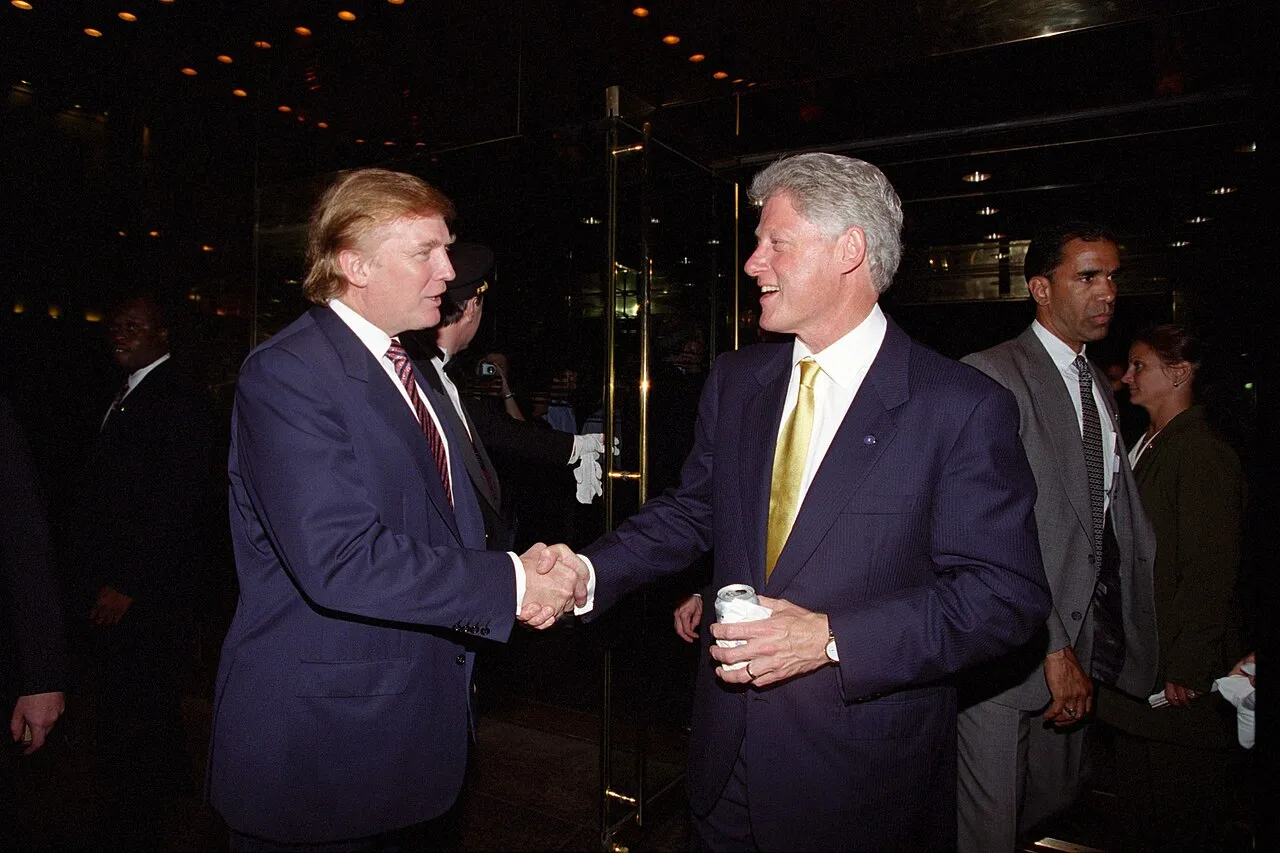Donald Trump og den daværende præsident Bill Clinton håndtrykker i Trump Tower. Billedet er fra et møde den 16. juni 2000.