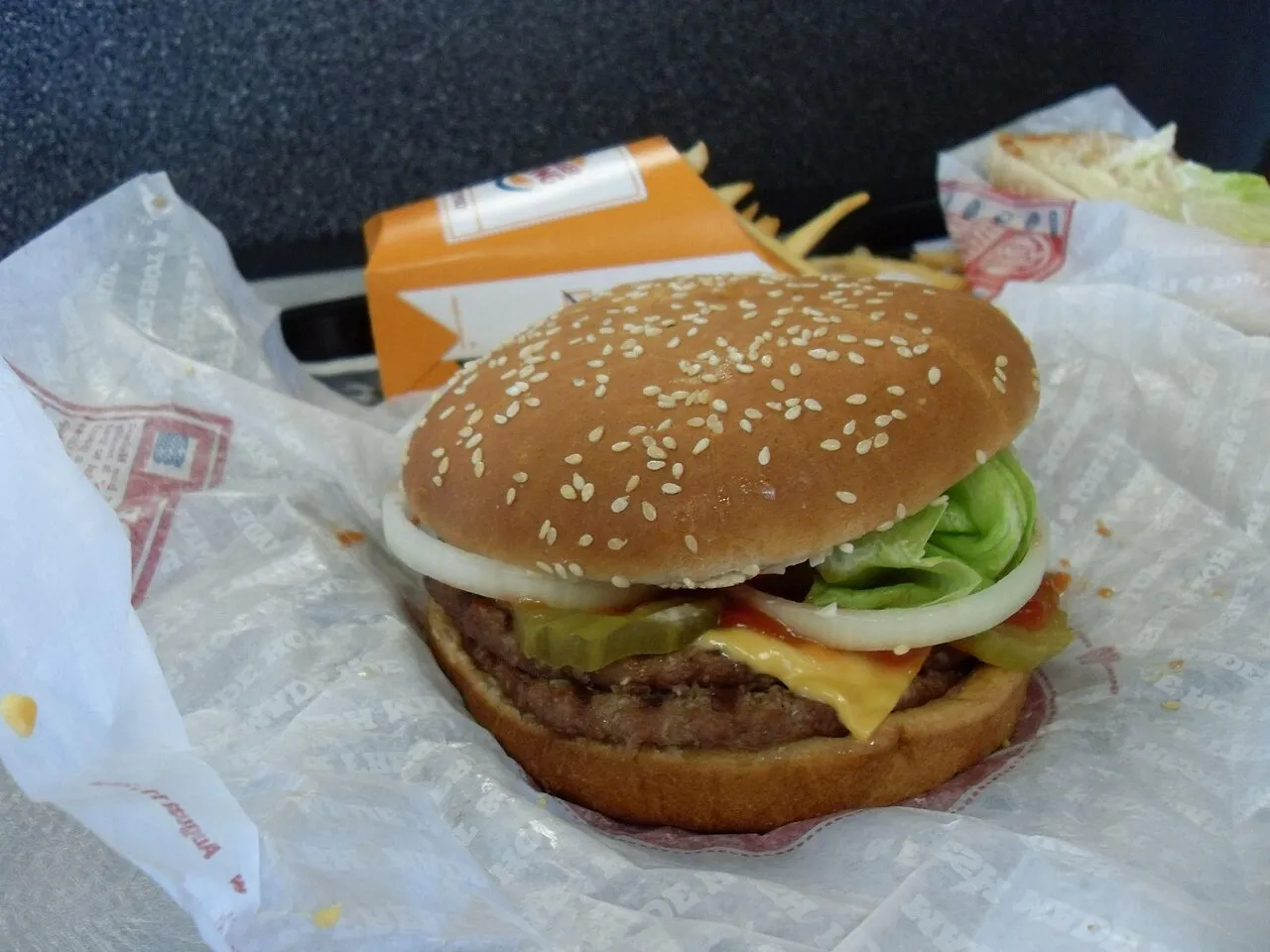 En double cheeseburger fotograferet som et klassisk burgerbillede. Motivet er gengivet i public domain til fri brug.