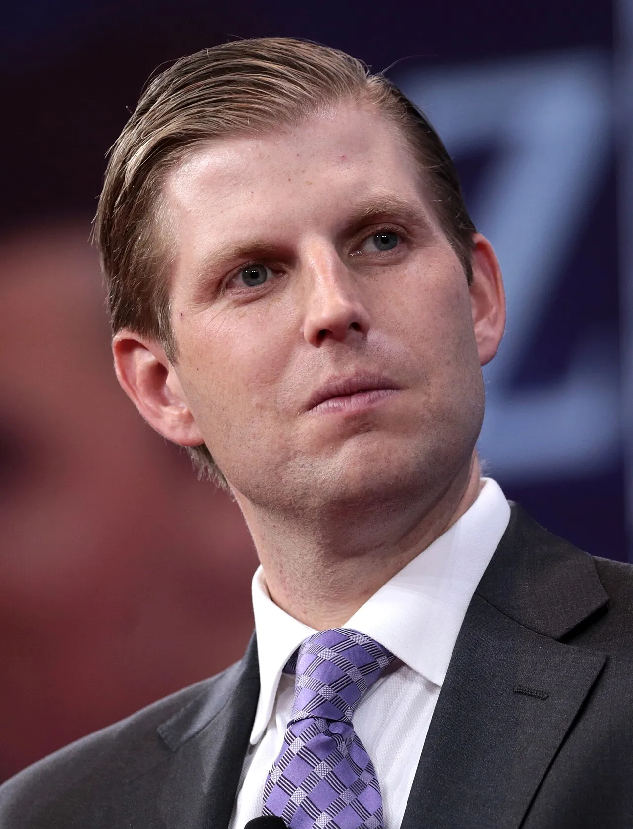 Eric Trump taler ved CPAC i National Harbor, Maryland, i 2018. Billedet viser ham i en talerstolssituation under arrangementet.