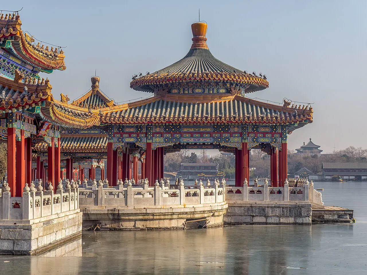 Fem Dragon Pavilions i Beihai Park i Beijing. Billedet viser de karakteristiske pavilloner i et historisk parkområde.