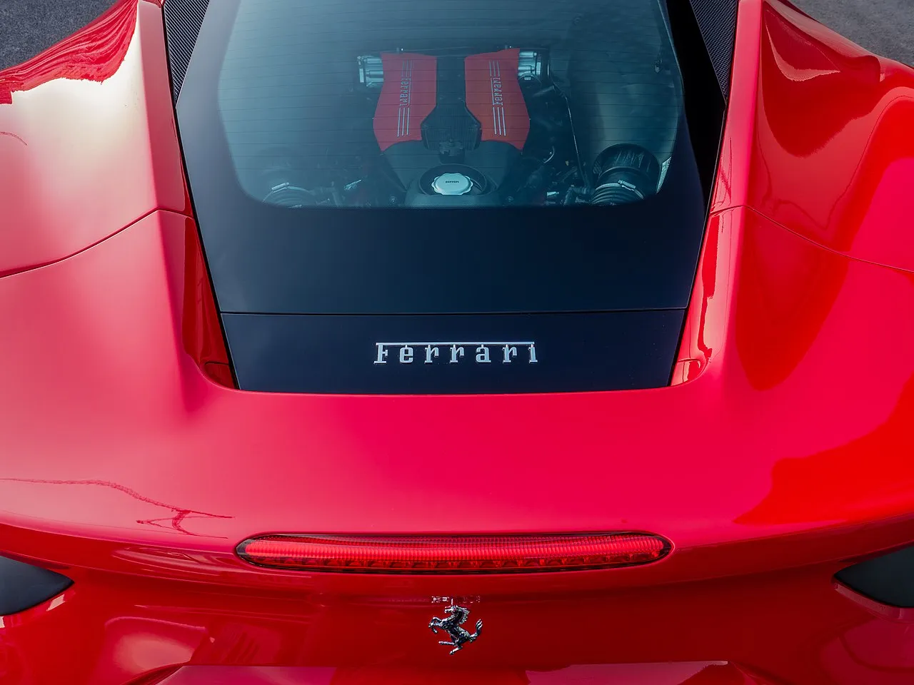 Et foto af en Ferrari 488 set bagfra, hvor bilens designlinjer og detaljer tydeligt fremhæves. Billedet er taget i forbindelse med Monaco-temaet.
