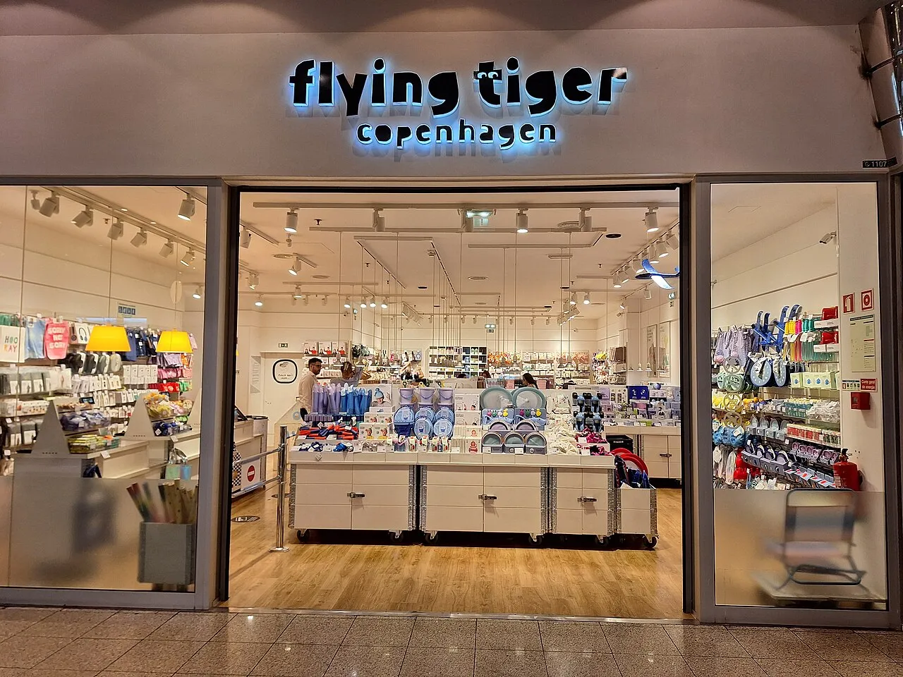 Flying Tiger Copenhagen-butikken i Shopping Amoreiras i Lisboa, Portugal. Billedet viser butiksfacaden i det populære indkøbscenter.