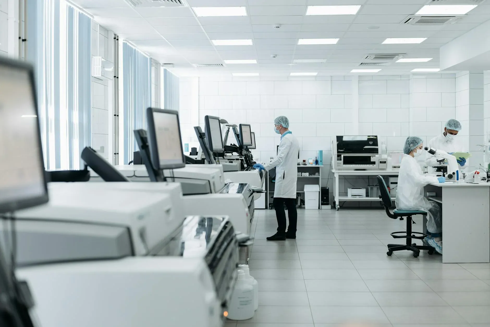 Forskere arbejder i et moderne laboratorium med avanceret udstyr. Billedet understøtter temaer som forskning, innovation og videnskabelige undersøgelser.