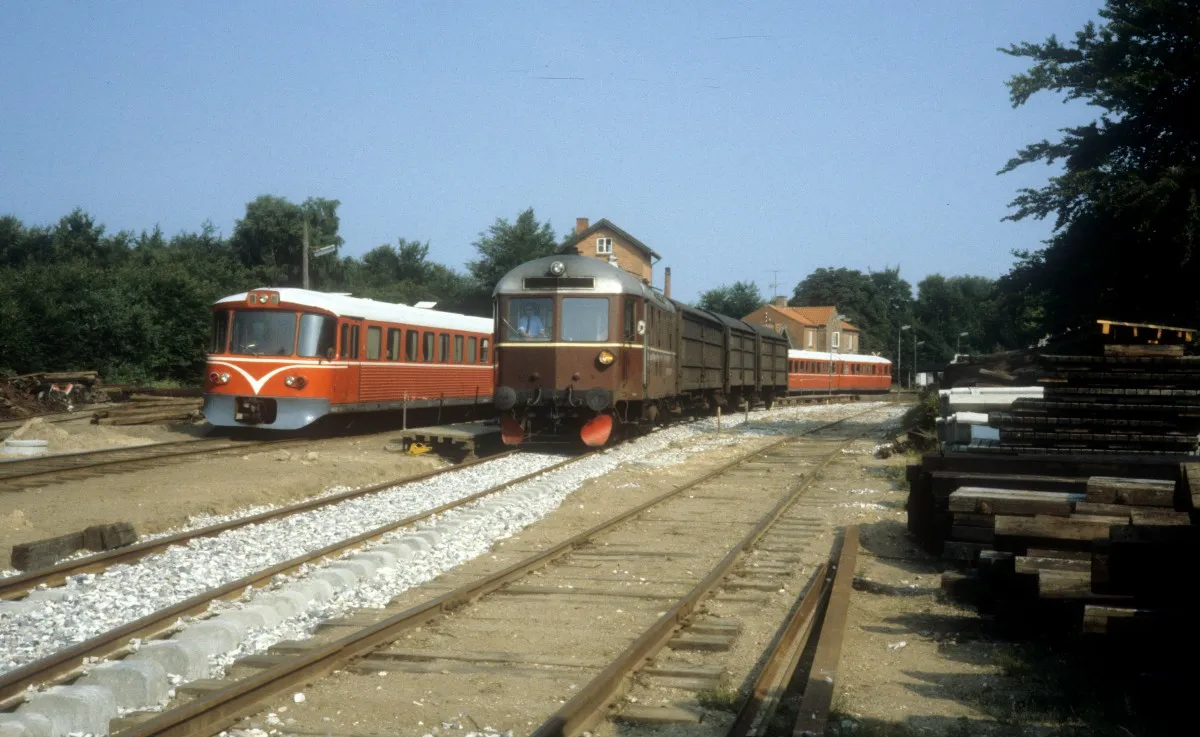 GDS (Gribskovbanen) triebzug (Ys + Yp + Ym + Ys + Yp + Ym) med diesellok L1 og tre godsvogne ved stationen i Kagerup. Fotoet er taget den 11. juli 1983.