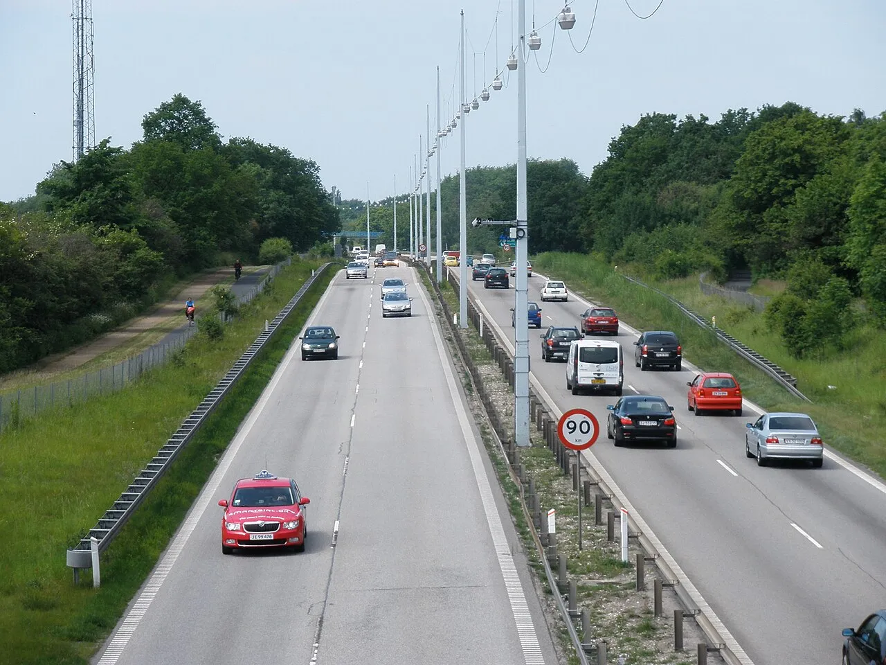 Hillerødmotorvejen set mod nordvest fra Høje Gladsaxe Vej (afkørsel 1). Billedet viser motorvejens infrastruktur og vejmiljøet i området.