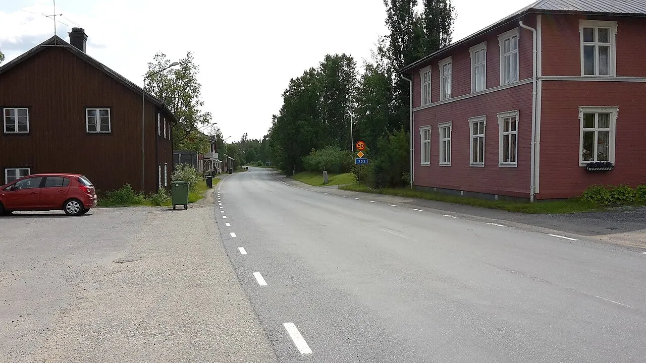 Huvudgatan gennem Nyåker med vej 353 i forgrunden. Billedet viser byens gadebillede og omgivelser.