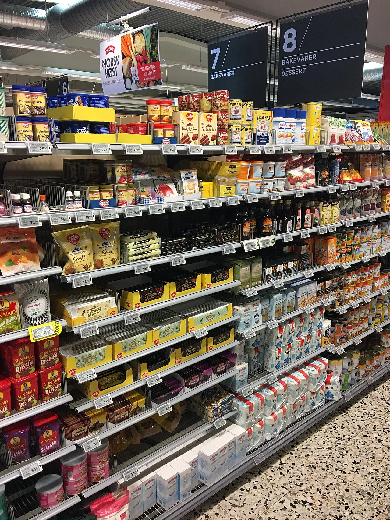 Hylderne i MENY Supermarket i Tønsberg med fokus på kategorien bakervarer/dessert. Billedet viser produkter og butiksmiljøet i detaljer.