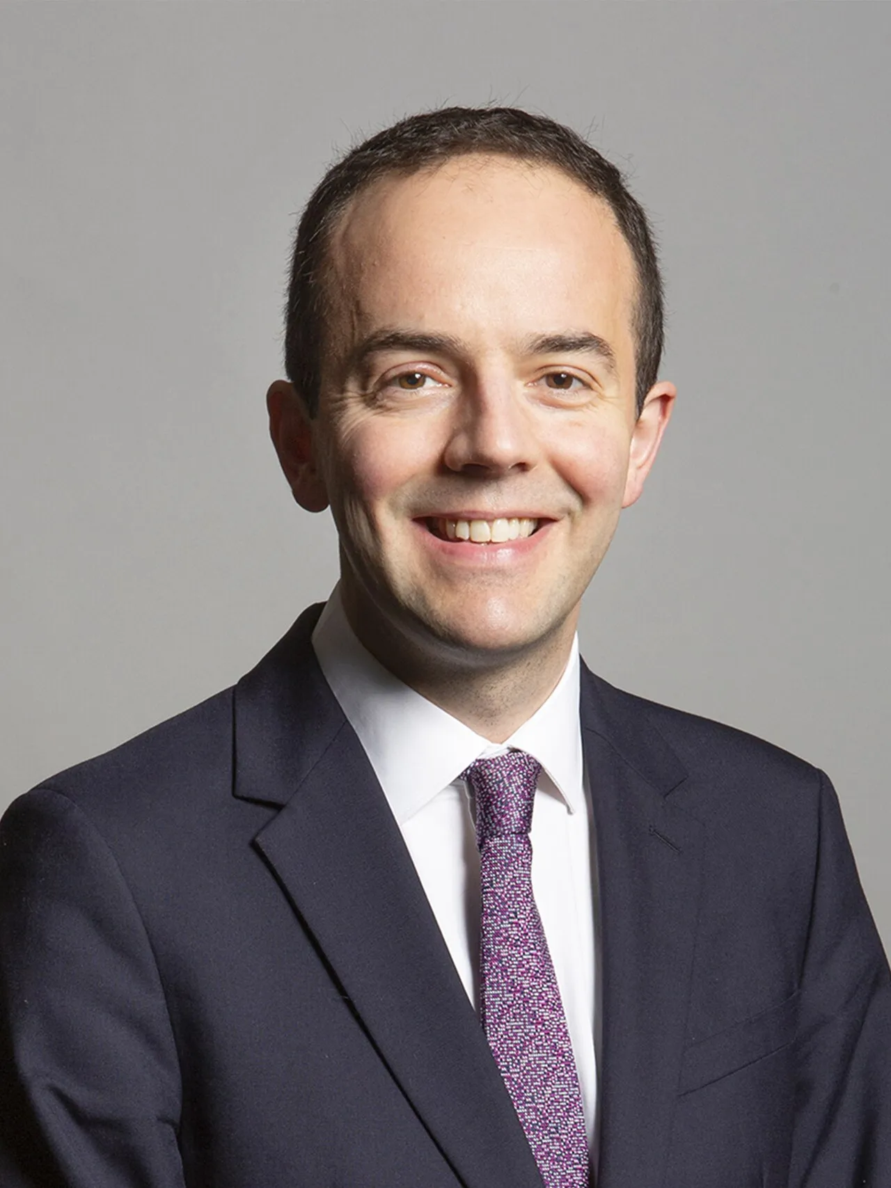 James Murray ses i et officielt portræt. Billedet er et beskåret 3×4-portræt.