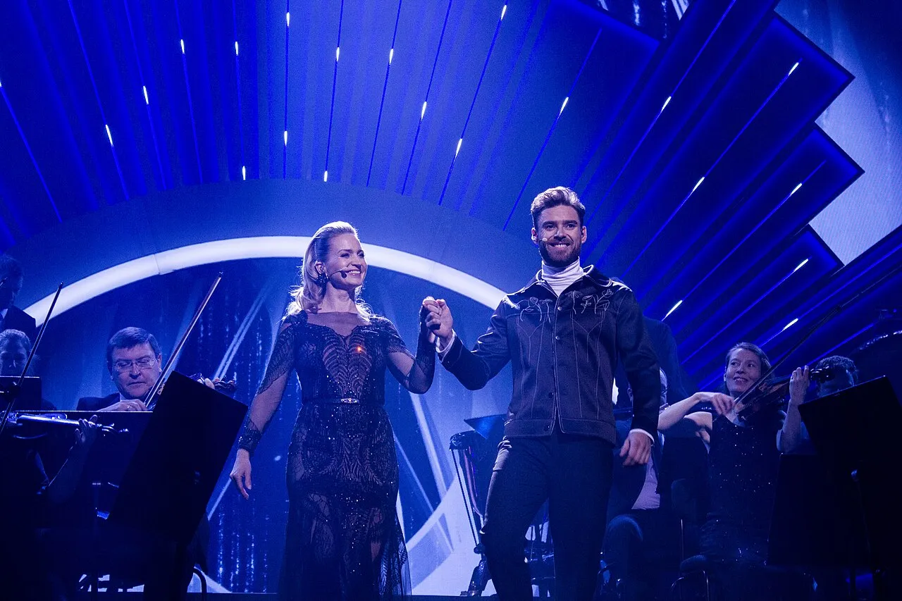 Johannes Nymark ses sammen med Annette Heick ved Danish Melodi Grand Prix (DMGP) i 2018. Billedet fanger stemningen fra den danske musikkonkurrence.