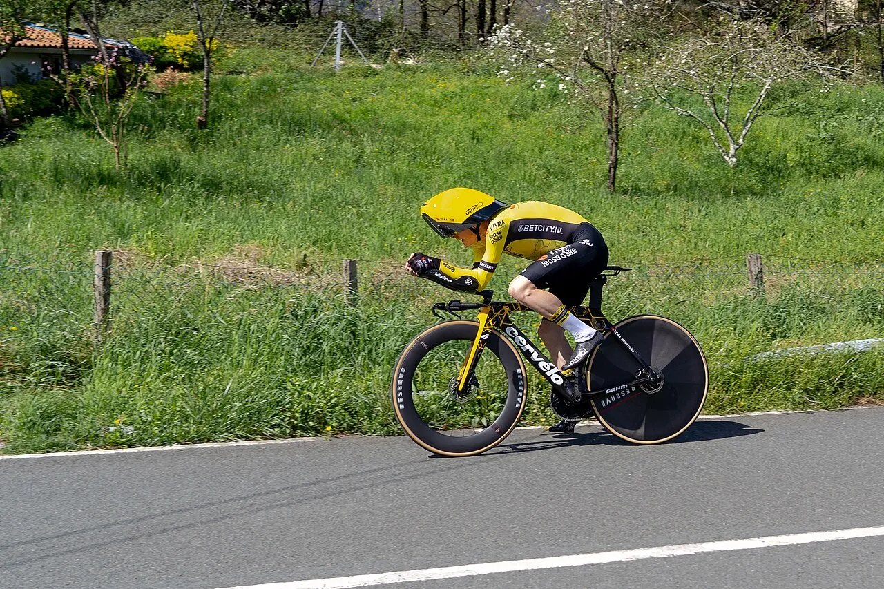 Jonas Vingegaard ses under enkeltstarten i Itzulia Basque Country. Billedet viser hans koncentration og høje tempo i løbets første etape.