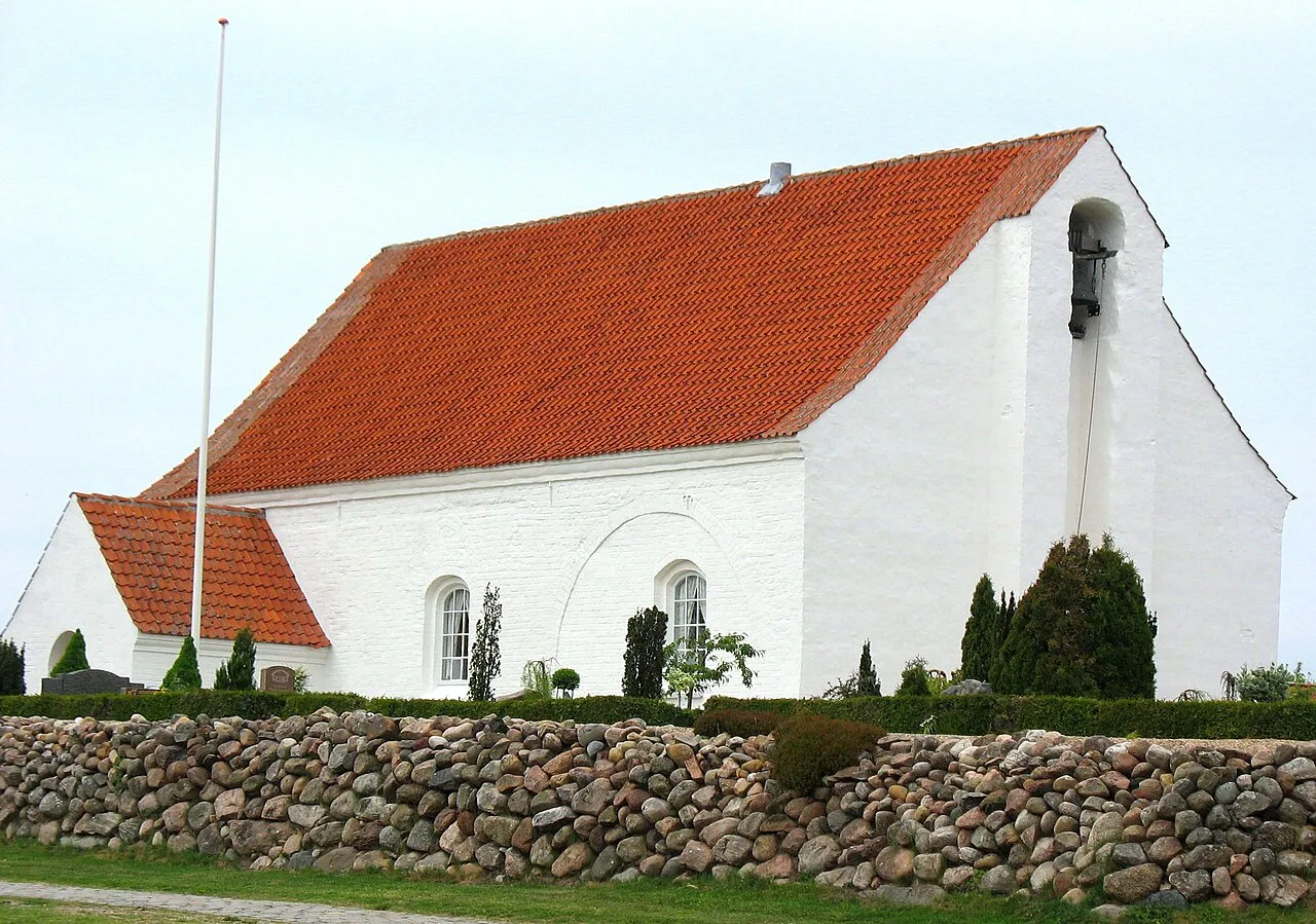 Karup Kirke set udefra. Billedet fremhæver kirkens arkitektur og placering i landskabet.